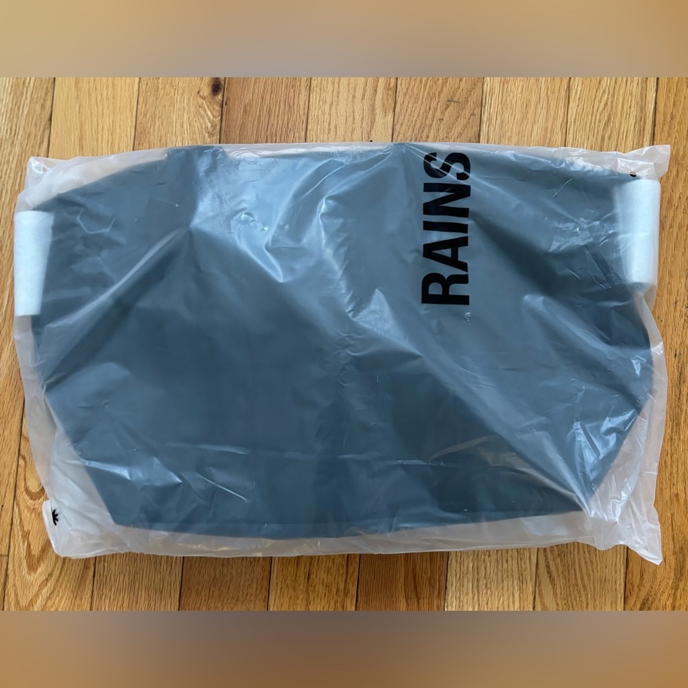 RAINS Hilo Weekend Bag Small - BLACK - NWT - Picture 3 of 7